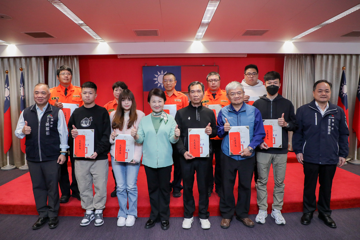 台中市長盧秀燕今日在市政會議表揚見義勇為的城市英雄。 圖：台中市政府/提供