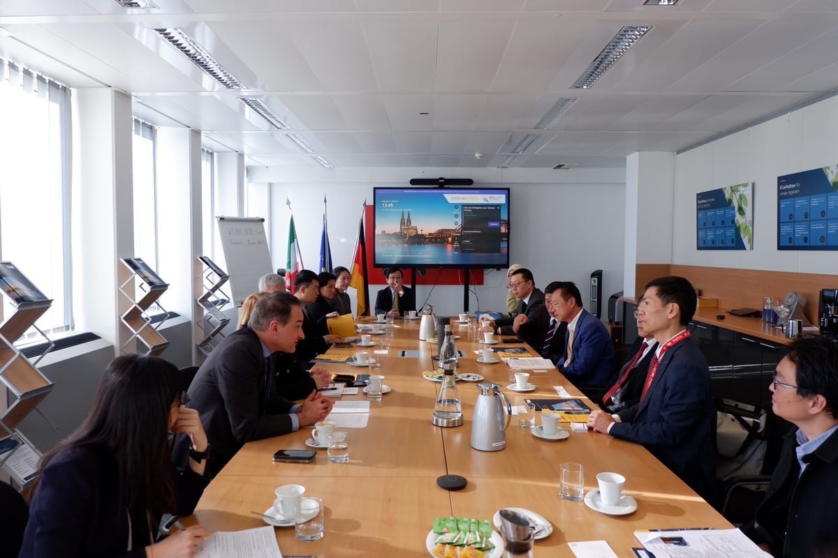 翁章梁率團拜會北威州商務署並進行會談。 圖：嘉義縣政府提供
