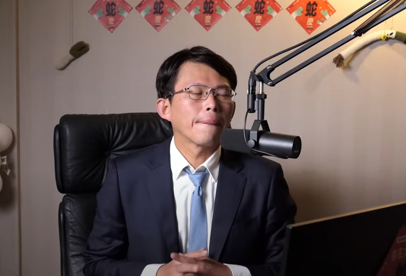 民眾黨主席黃國昌在直播中談到「柯爸」柯承發逝世等事，忍不住數度哽咽。 圖：翻攝黃國昌YouTube