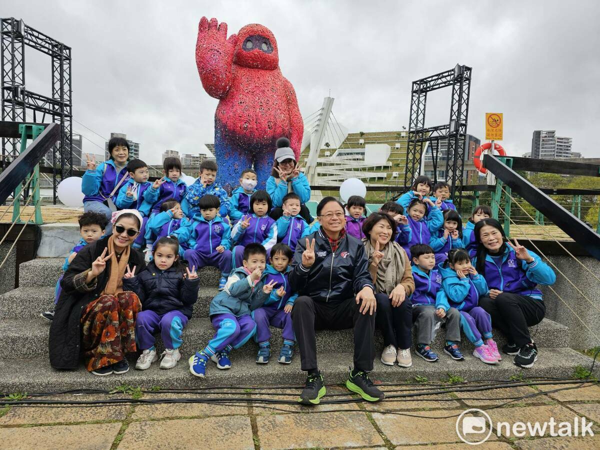 桃園市長張善政陪同台東縣長饒慶鈴參訪台灣燈會，巧遇幼兒園學童戶外教學也來賞燈。 圖：林昀真/攝