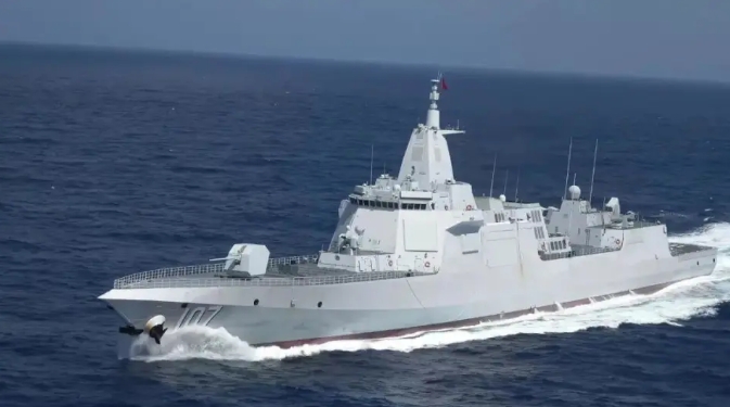 日前中國海軍派遣包含 055 型導彈驅逐艦「遵義號」在內的艦隊前往塔斯曼海舉行實彈射擊訓練，引發紐澳兩國政府關注。有中國軍事專家認為，解放軍此次派遣的武裝力量可能不只名面上的水面艦隊，還包含隱藏在海中的潛艇。 圖 : 翻攝自騰訊網/李春光