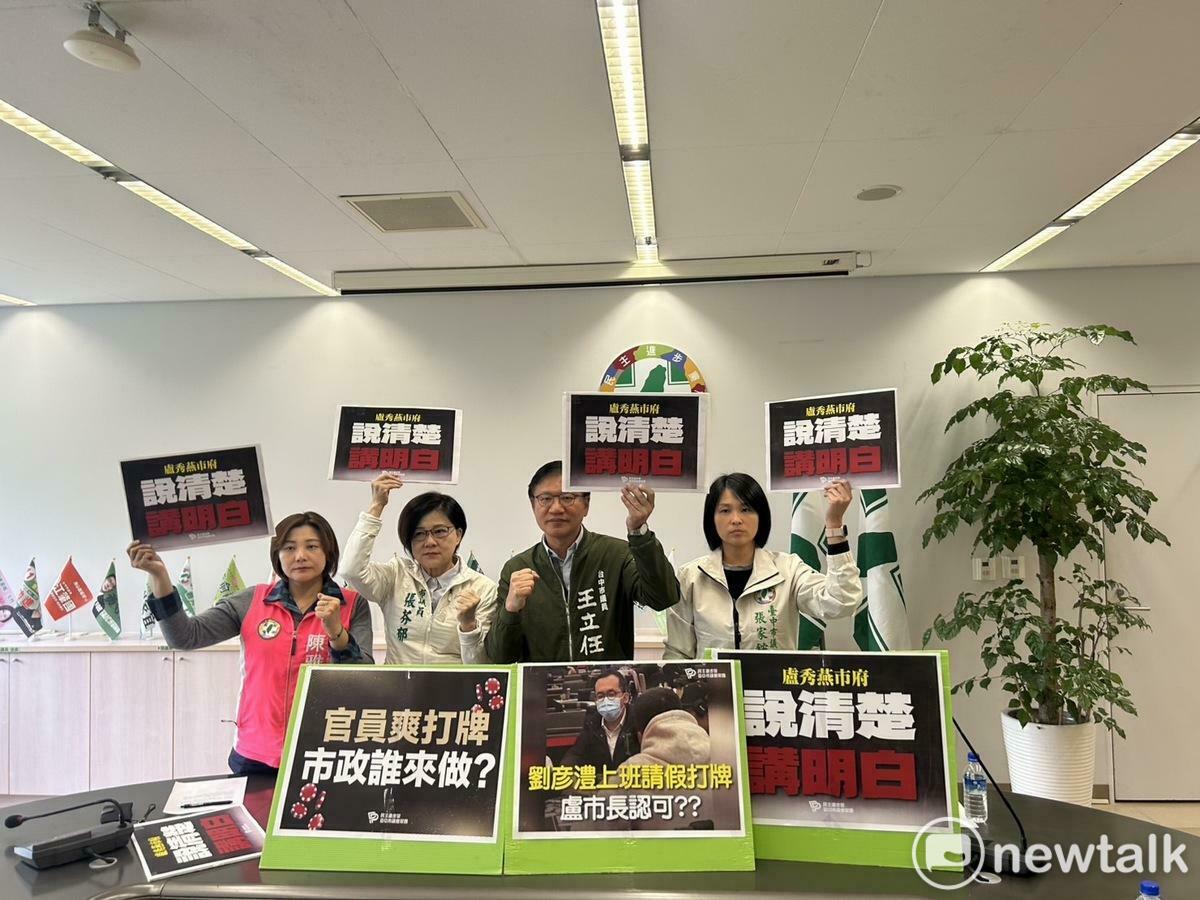 民進黨團指出，台中新光三越氣爆後，市府無法掌握裝修申報紀錄、監管不力、加上跨年焰火意外等，不禁讓人質疑市府團隊螺絲鬆動。 圖：唐復年/攝