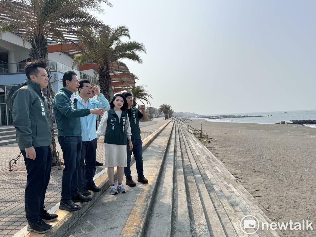 林俊憲邀集經濟部水利署林元鵬副署長、經濟部水利署第六河川分署謝明昌分署長、成功大學水利系董東璟教授等人，到黃金海岸沙灘進行現勘，持續關注海岸線退縮問題，希望採取更積極的行動守護沿海養灘成果。 圖：林俊憲服務處提供