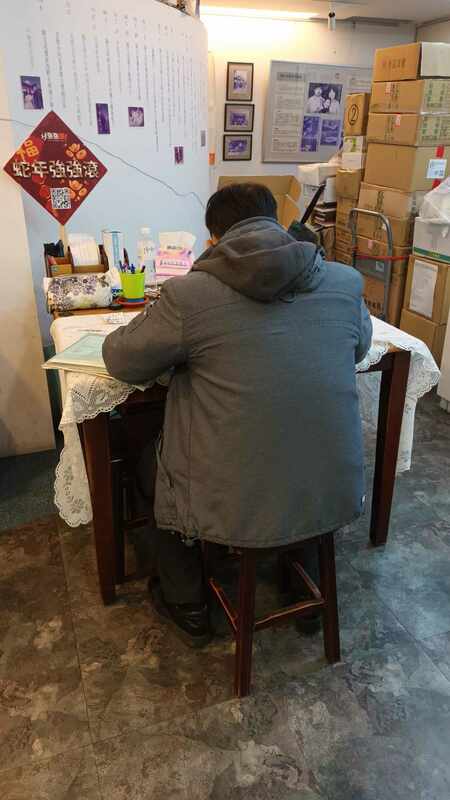 陳文成博士紀念基金會執行長張龍僑表示，今（18）日有北市消防局上門進行消防安全檢查，這是幾十年來的第一次，質疑是因基金會設為罷藍委羅智強的連署站，遭人惡意檢舉，他直言，「我們不會怕的，放馬過來！」 圖：陳文成基金會提供