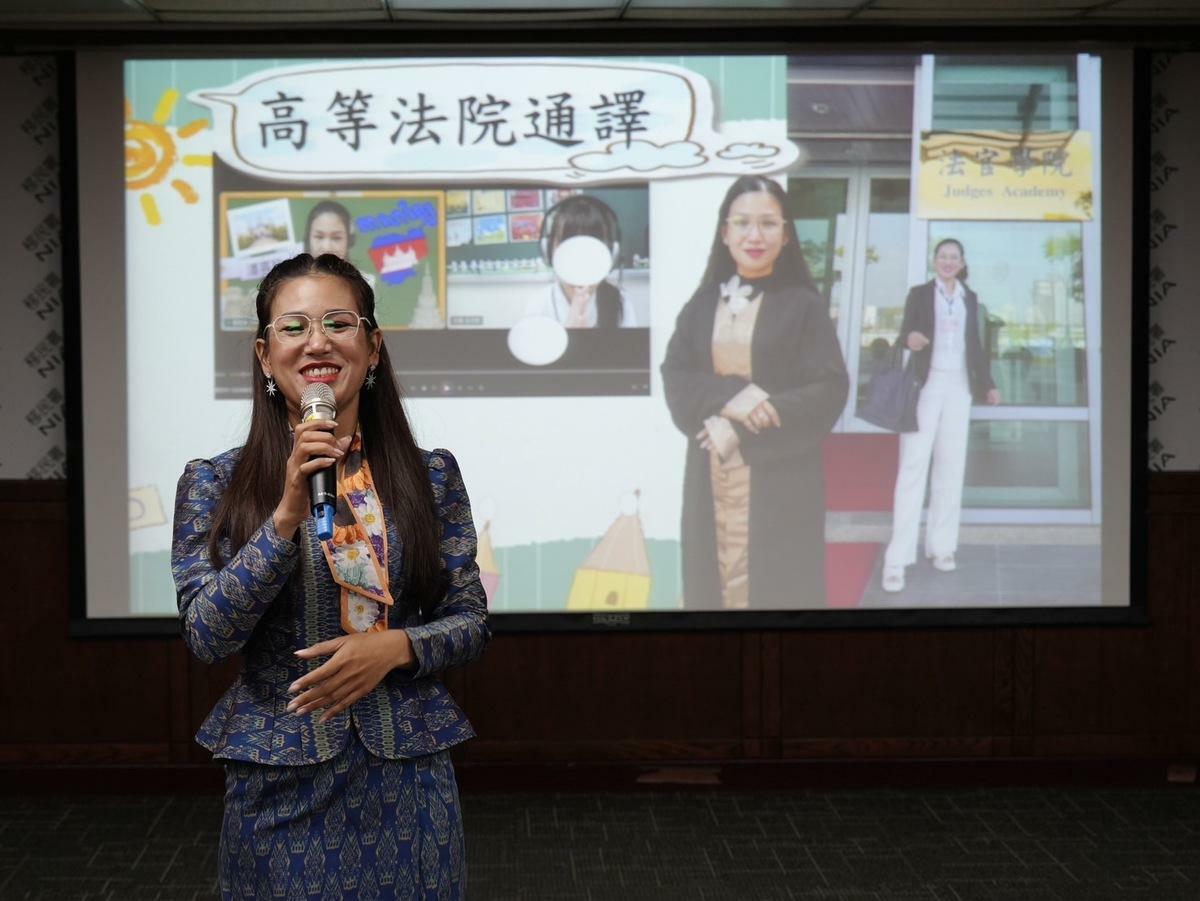 柬埔寨新住民潘喜玲著國服分享擔任法院通譯經驗。 圖：移民署提供
