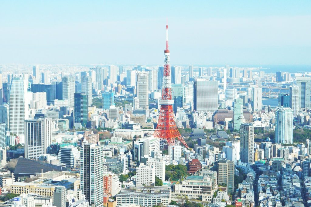 俯瞰被大樓包圍的東京鐵塔。 圖／Unsplash