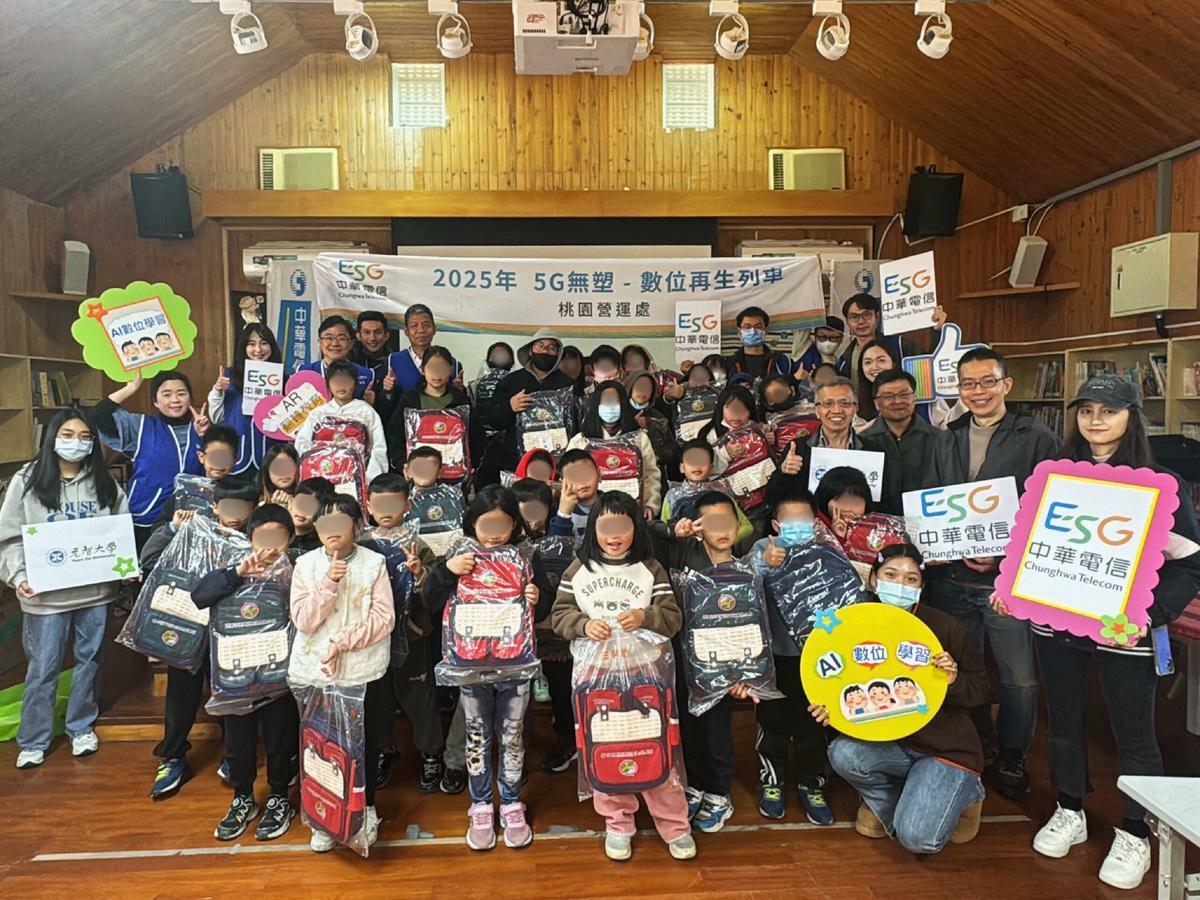中華電信桃園營運處總經理曾伯達號召營運處員工響應集資捐贈活動，準備印有校徽，及專屬識別的客製化書包，為學童的新學期帶來鼓勵與支持。 圖: 中華電/提供