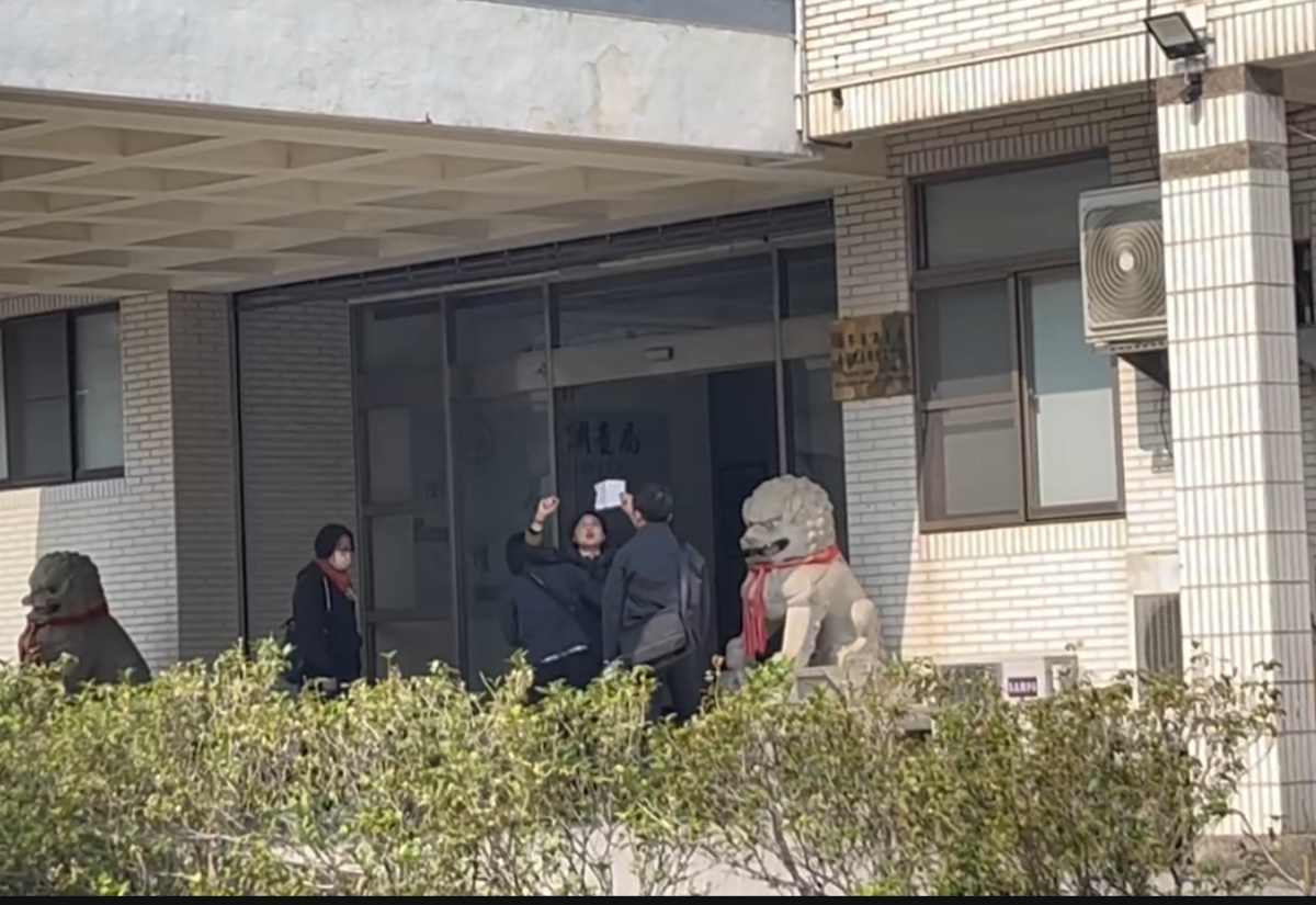 民進黨立委林岱樺疑涉詐領助理費案，被帶往南機站時，怒吼「司法干預政治」、「政治干預司法」、「司法干預初選」等語。 圖：民眾 / 提供