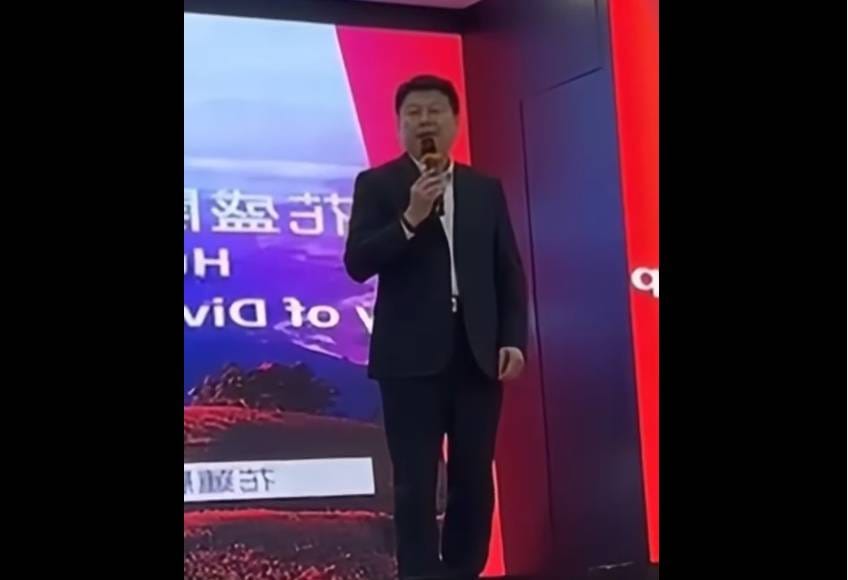 傅崐萁聲稱自己「在家」休養，陳柏惟今（20）日曝光傅崐萁在香港的致詞影片，傅還聲稱「我代表台灣中央政府」，陳柏惟提出三大質問，為何隱瞞去香港？是否見了台辦的人？ 圖：擷自陳柏惟臉書影片