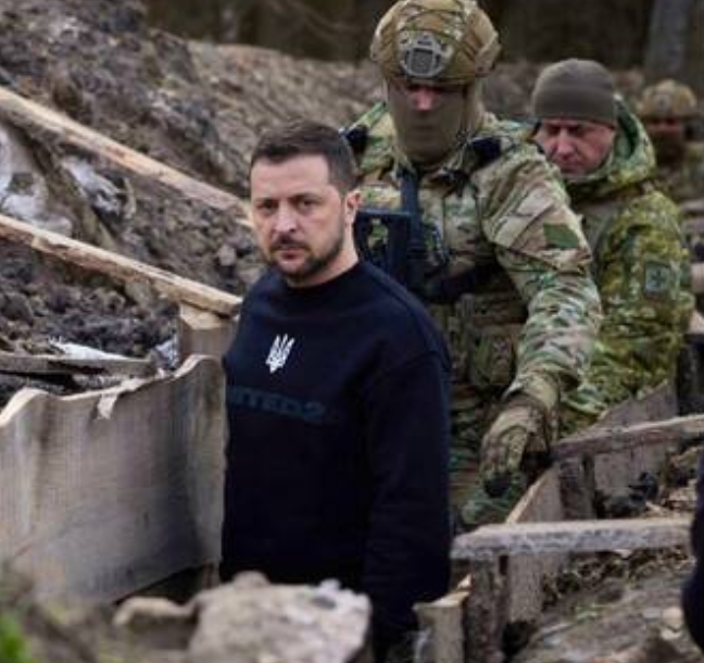 在前線壕溝陣地中的烏克蘭總統澤連斯基。 圖 : 翻攝自X / Ukrainian Squardron