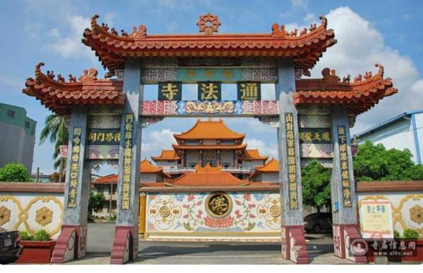 林岱樺長期擔任護法會長的通法寺，同步遭檢調搜索，住持釋煌智也在調查局南機站接受偵訊。 圖：孫家銘翻攝