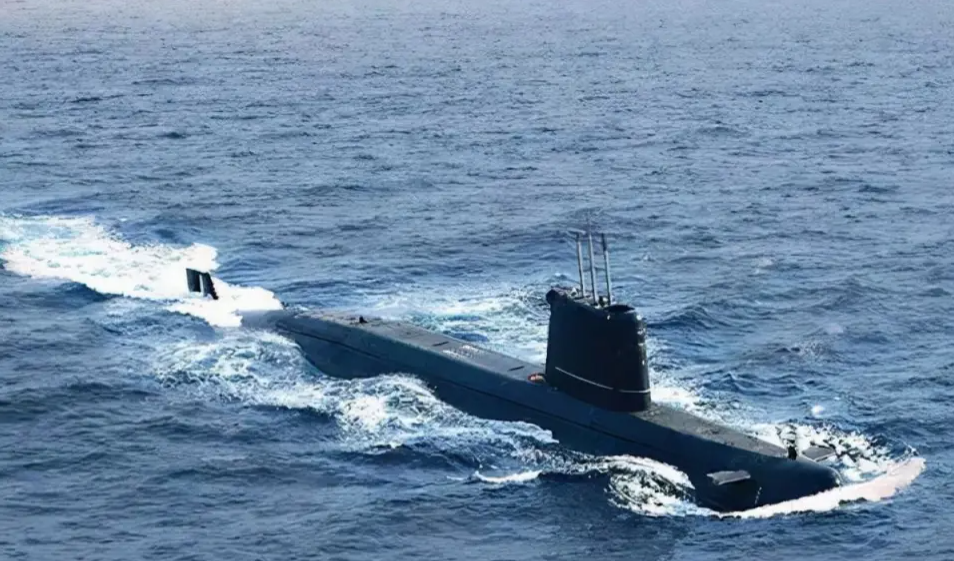 巴基海坦海軍在 90 年代引進了 3 艘阿戈斯塔 90B 型常規潛艇，法國海軍甚至還為賣給巴基斯坦海軍，在潛艇加裝了閉式循環汽輪機 AIP 系統。 圖：翻攝自世界軍艦