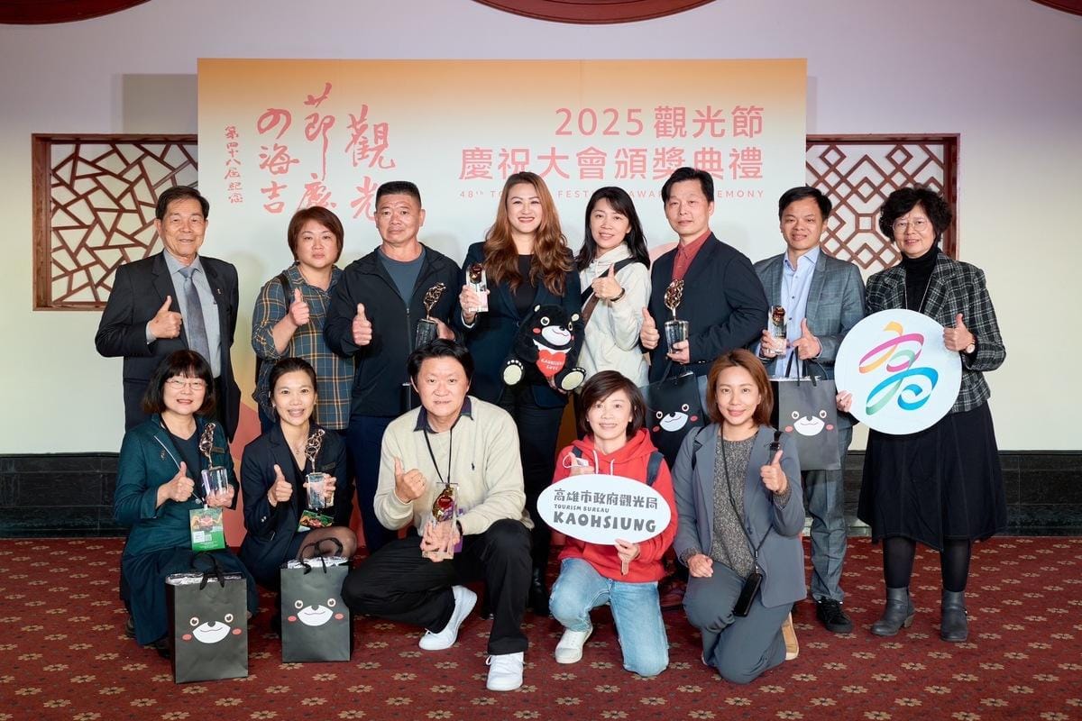 高閔琳(後排左四)與高市獲獎觀光業者合影。 圖：高雄市觀光局/提供