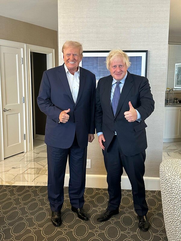 烏克蘭遭侵略之初最挺澤連斯基的英國前首相強生（右）解釋川普（左）其實是故意說重話 圖：翻攝自強生的Ｘ