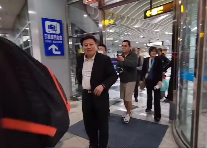傅崐萁20日晚間從香港返抵花蓮機場，當場被罵「中國人的走狗」。 圖：翻攝臉書