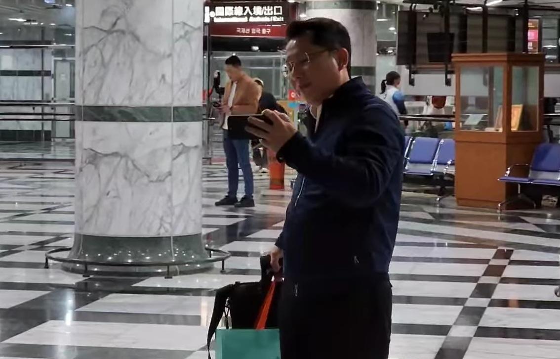陳財能表示，堵到傅崐萁後，竟然發現花蓮縣政府「戶政查水表」首謀，民政處長明良臻在背後狂拍他。 圖：陳財能臉書