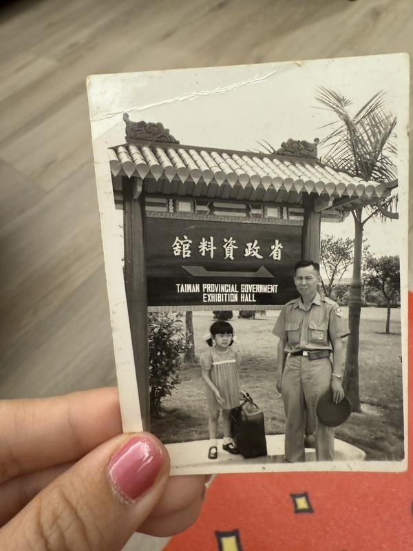 國民黨立委徐巧芯的母親（圖右）與外公（圖左）。 圖：徐巧芯提供