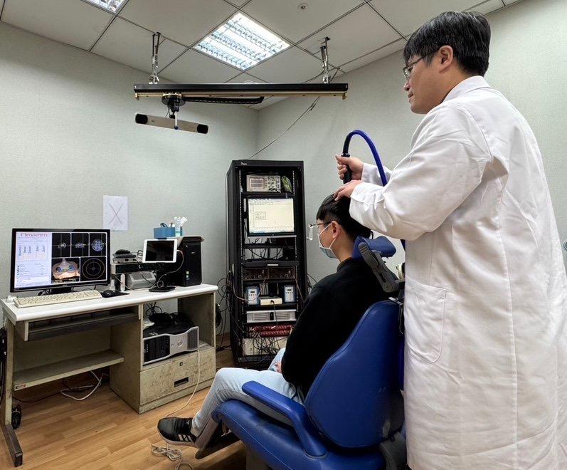 林口長庚醫院表示，自閉症病患接受Theta叢集性經顱磁刺激術，可刺激右側前額下迴，能顯著提升社交認知功能。 圖：長庚醫院 ／ 提供