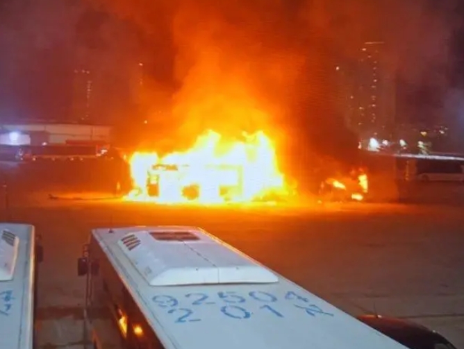 以色列特拉維夫南部郊區當地時間 20 日晚間，發生 3 起巴士爆炸事件。 圖 : 翻攝自央視新聞