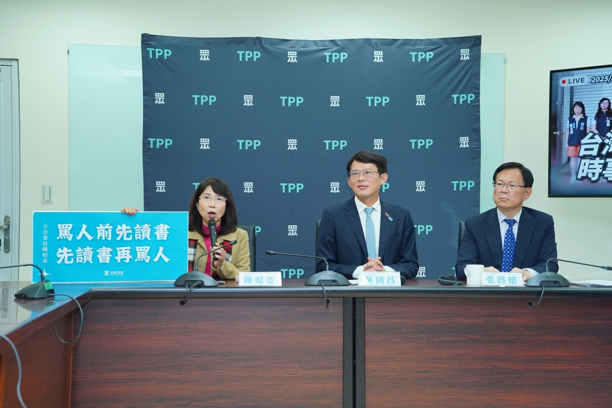 民眾黨團三長、黨團總召黃國昌（中）、副總召張啓楷（右）、幹事長陳昭姿（左）。 圖：民眾黨團 / 提供