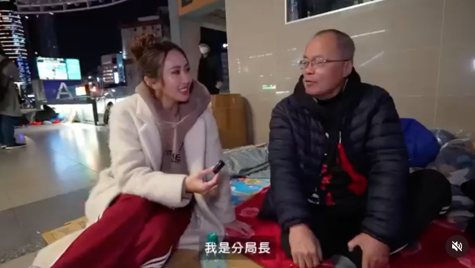薔薔日前到街頭採訪街友，其中一名街友自稱是「台南學甲分局長退休」，因為投資失利才淪落街頭。 圖：翻攝自薔薔Threads