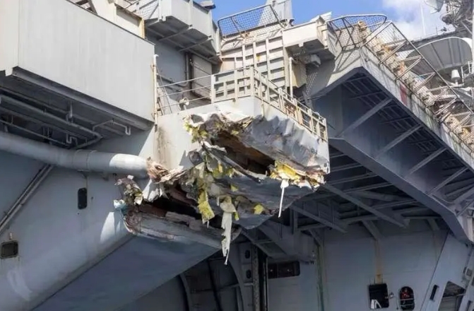 美軍「杜魯門」號航母在蘇伊士運河北側入口附近與巴拿馬籍貨輪「Besiktas-M」號發生碰撞，導致航母右舷船體破損。 圖 : 翻攝自 US Navy