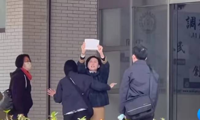 林岱樺(右二)被帶進調查局南機組前，高喊「司法干預政治、政治干預初選」。黃帝穎表示，對檢調或檢廉亂噴政治口水，遇到藍白涉案就喊「司法迫害」，遇到綠涉案就講「派系內鬥」，是傷害民主法治的廉價政治口水。 圖：孫家銘翻攝