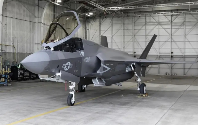 即使在面對敵方的反介入/區域拒止能力，美軍仍可利用 F-35B 進行精確的遠程打擊，甚至利用較小的空地或商船作為發射平台，達到難以防範的戰術效果。這種隱蔽性強的作戰方式，對於中國海軍和解放軍而言，無疑是一個重大的挑戰。 圖 : 翻攝自軍武大V