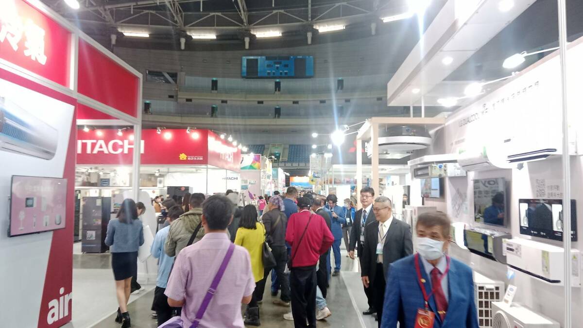 「高雄AI智慧家電空調大展」吸引民眾搶好康。 圖：孫家銘攝