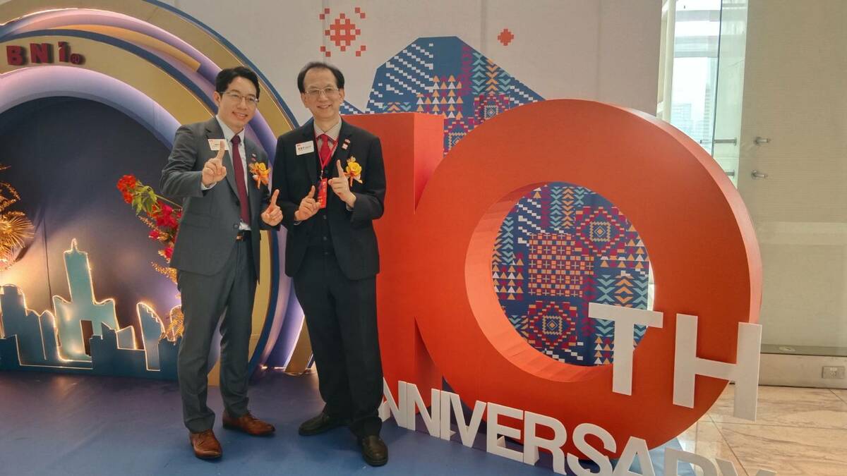 謝聰評(右)與楊啟富(左)啟動第10屆「國際人脈交流週 INW」。 圖：孫家銘攝