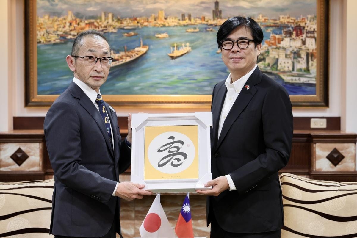 中邑仁志(左)率團拜會陳其邁(右)。 圖：高雄市行國處/提供