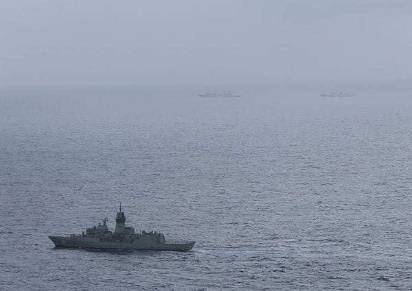 中國海軍在澳洲外海（國際水域）進行軍演。 圖：澳洲國防部