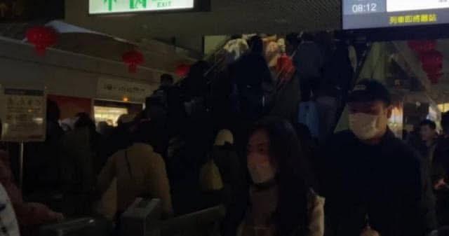 桃園機場捷運今（22）早發生停電事件，眾多遊客只能摸黑通行。 圖：翻攝自 我是中壢人 FB社團