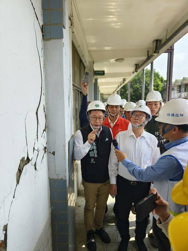 行政院政務委員陳金德率教育部、內政部、經濟部、工程會等單位視察楠西國中校舍。 圖：行政院/提供