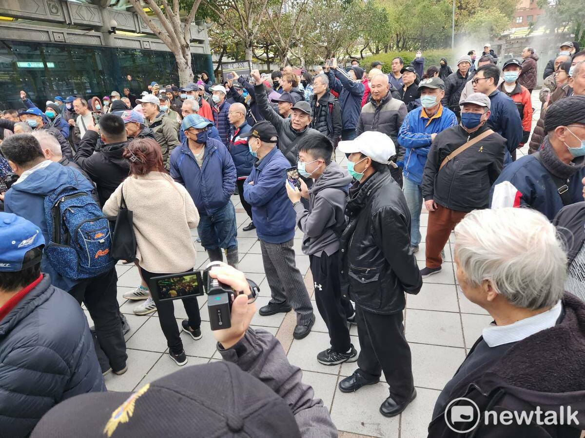 民眾黨主席黃國昌於誓師大會登台後，引起現場多名長者不滿。 圖：黃建豪/攝