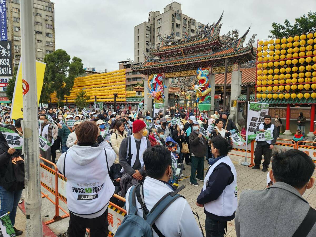 記者現場推估，該場掃除綠衛兵誓師大會約有2、300人到場響應。 圖：黃建豪/攝