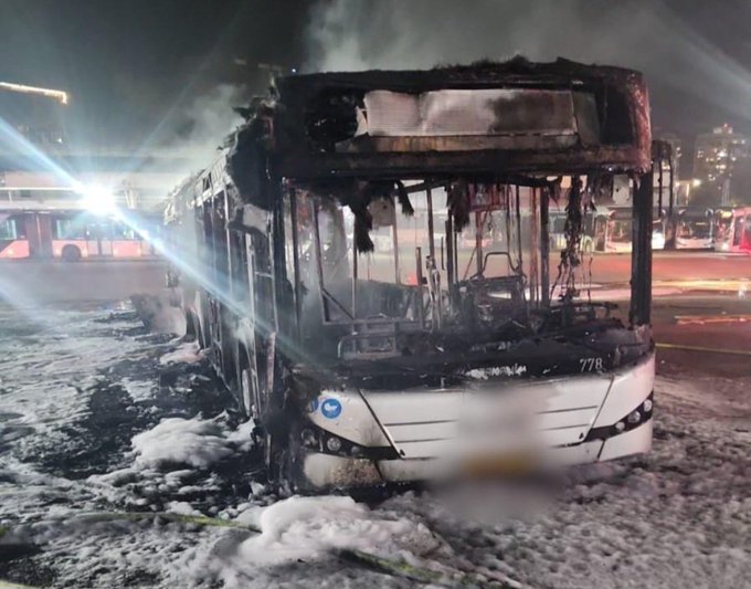 以色列巴特亞姆市內的停車場於 20 日晚間接連發生三起公車爆炸事件，引起以色列官方重視，初步推測可能與恐怖襲擊事件有關。 圖：翻攝自 @DDavidbiri7226 X 帳號