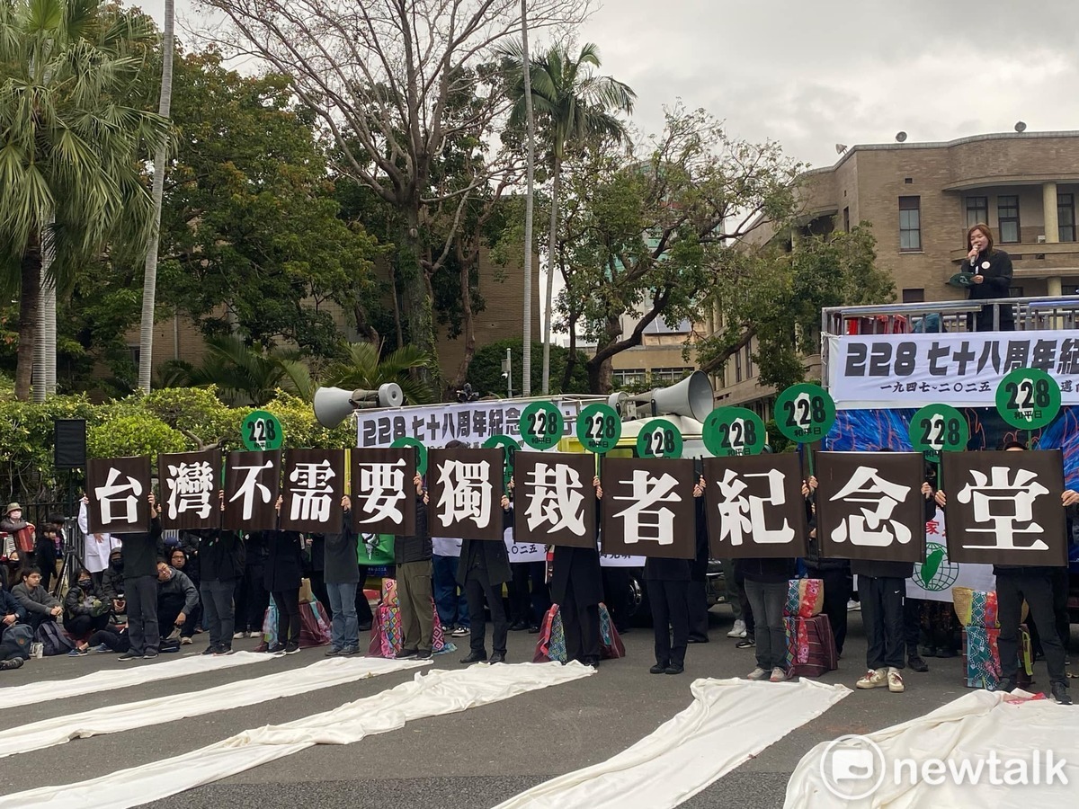 今年是228大屠殺78週年，70多個民團今（22）日共同舉行「228·0紀念行動」遊行，下午2點28分，從當年事件爆發處「天馬茶房」走到台灣行政長官公署（今行政院），沿途唱名弔念228事件受難者名單。 圖：林冠妙／攝
