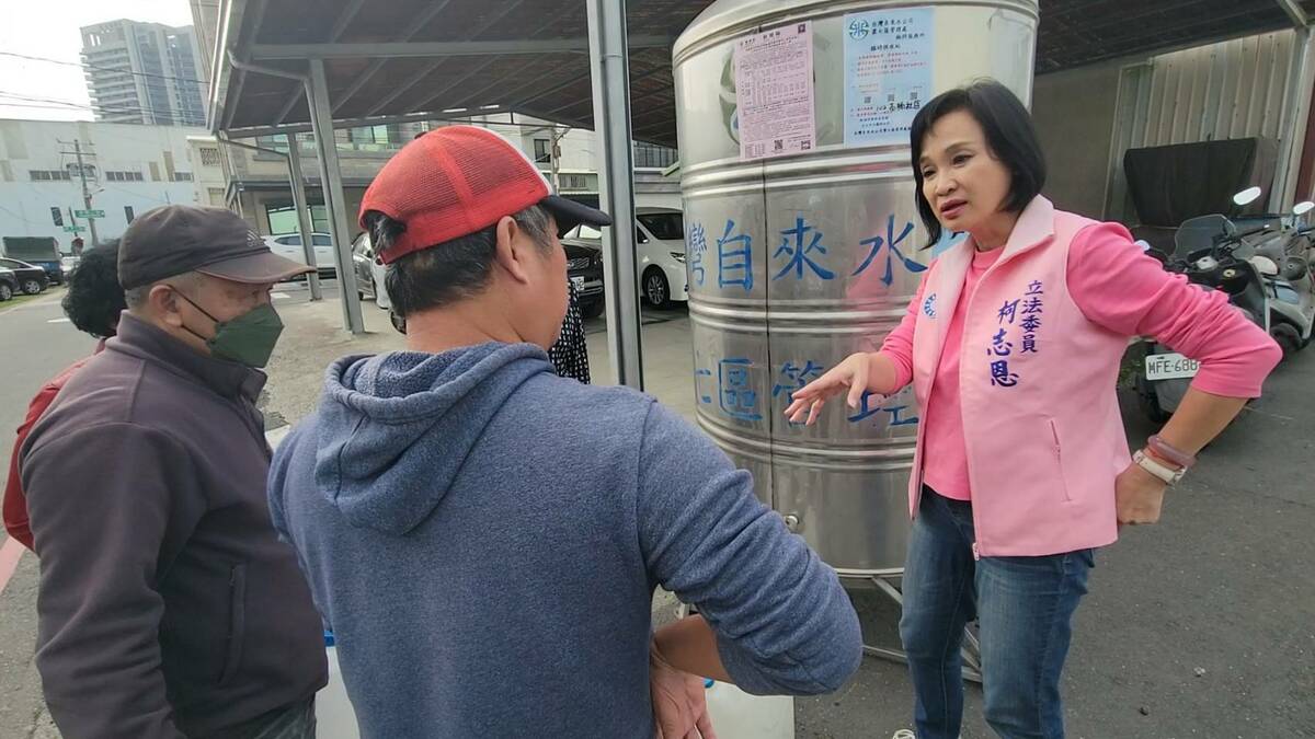 柯志恩(右)至仁武關心民眾取水情形。 圖：柯志恩辦公室/提供
