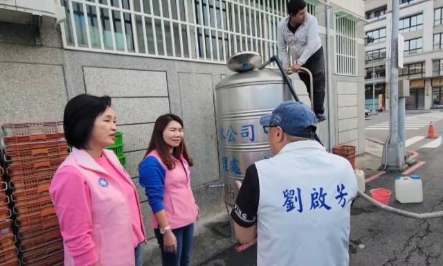 鳳山誠義里里長劉啟芳(右)自掏腰包購買四座大水塔，放置定點讓里內社區上千人取用。 圖：柯志恩辦公室/提供