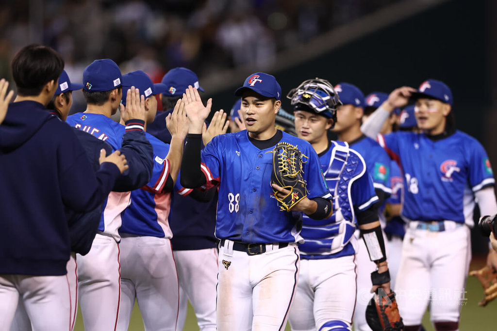 世界棒球經典賽資格賽（WBCQ）台灣隊22日晚間關鍵第2戰以9比1賞給南非2連敗，賽後球員宋晟睿（前右）等人在場中列隊，互相擊掌致意。 圖:中央社提供