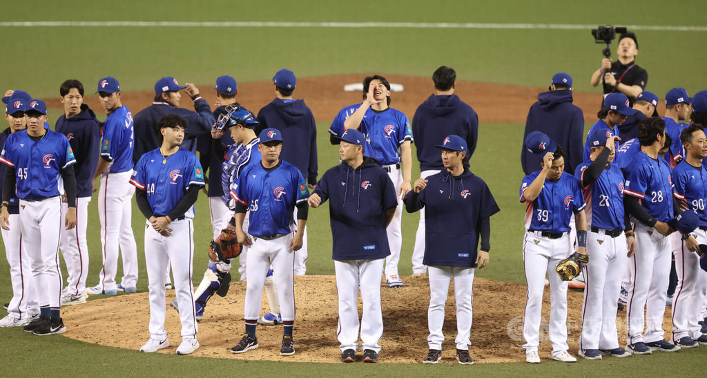 世界棒球經典賽資格賽（WBCQ）台灣隊22日在台北大巨蛋進行第2戰，團隊共敲14支安打，終場以9比1成功擊退南非，賽後全隊在投手丘圍圈向球迷鞠躬致意。 圖:中央社提供