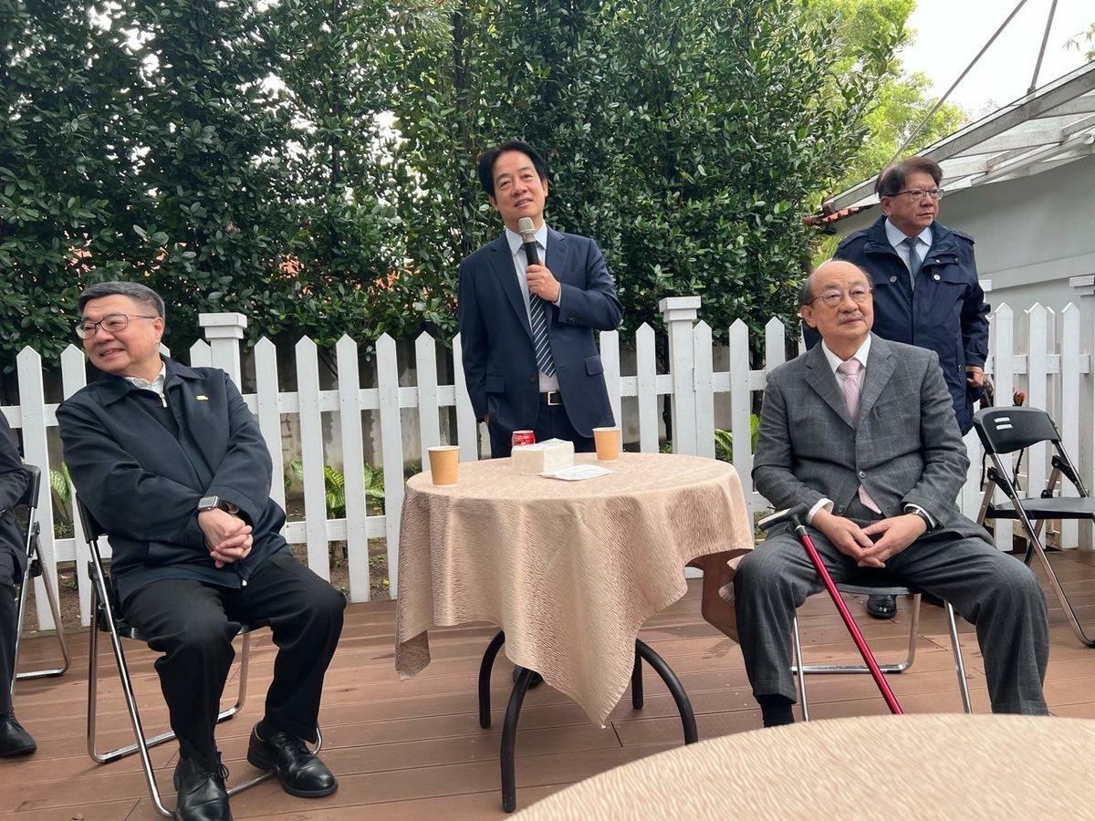 總統賴清德今天邀綠委到總統府官邸烤肉。 圖：翻攝林岱樺臉書