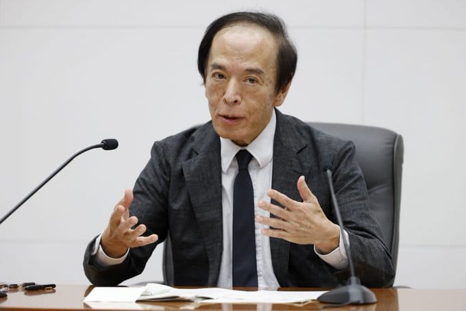日本央行行長植田和男（Kazuo Ueda）今（20）日表示，若經濟改善，使日本能持續實現 2%通膨目標，央行將進一步升息；但也坦言，由於經濟成長放緩，潛在通膨可能會暫時停滯。 圖：翻攝自 X @blckchaindaily