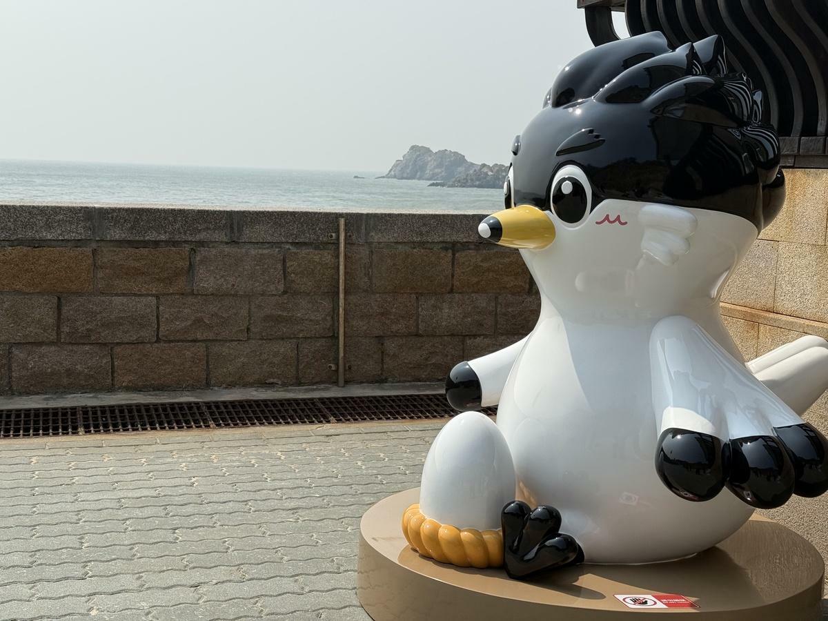參加春遊馬祖消費集章送好禮就可以獲得以吉祥物鷗霸打造的捏捏球。 圖：連江縣政府／提供
