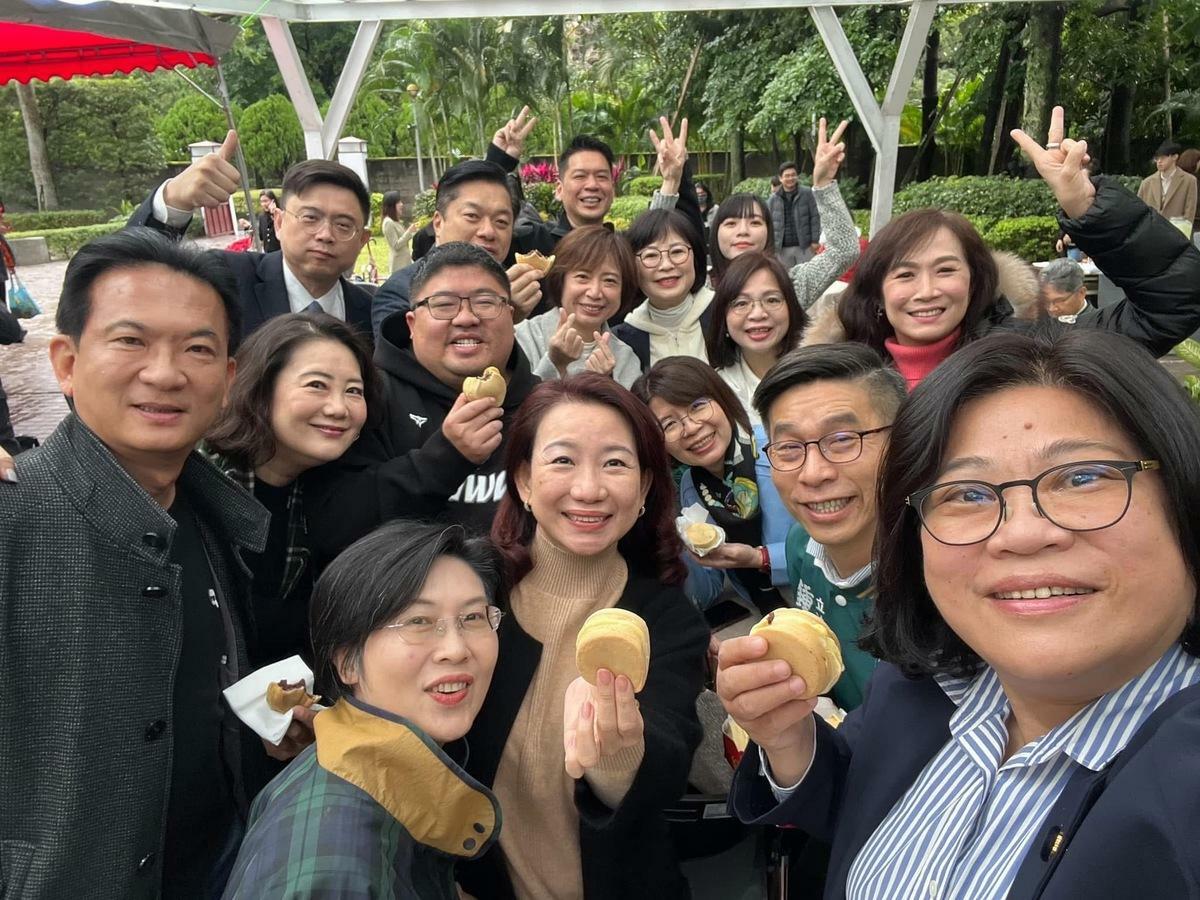 民進黨立委林岱樺（最下）涉嫌詐領助理費，今（23）日出席綠營烤肉大聚會。 圖：林俊憲 臉書
