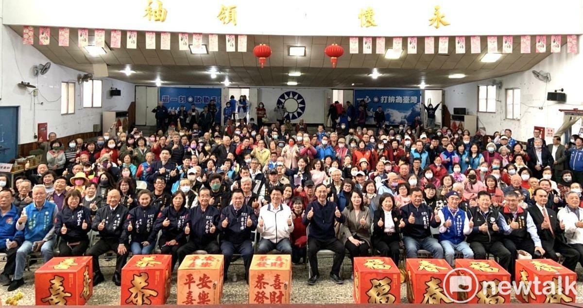 中國國民黨台南市黨部舉辦114年新春團拜，黨主席朱立倫、南市黨部主委謝龍介和黨籍公職、幹部熱情參與新春團拜互道恭喜，期盼國民黨黨運昌隆，現場氣氛熱鬧溫馨。 圖：國民黨台南市黨部／提供