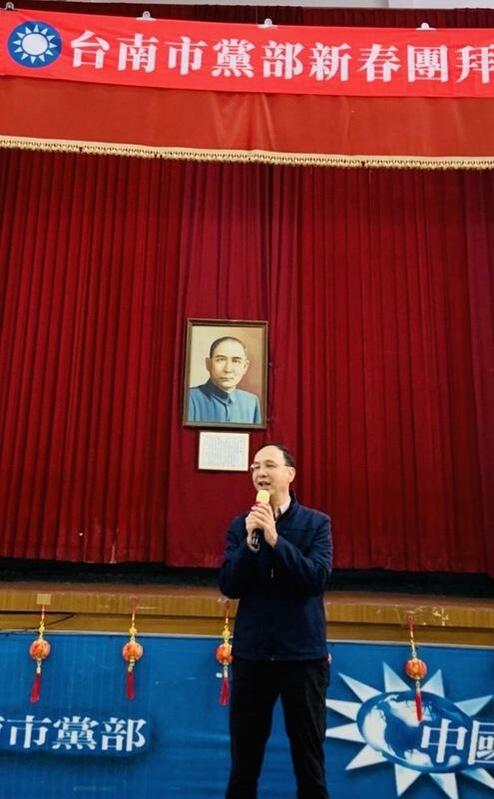 朱立倫說，過去一年立法院國民黨團與謝龍介立委推動許多福國利民的法案，修正後財劃法讓台南市一年能增加163億分配款，4年就有652億，民進黨不但反對財劃法，也反對國民黨提還稅方案1萬元。 圖：國民黨台南市黨部提供