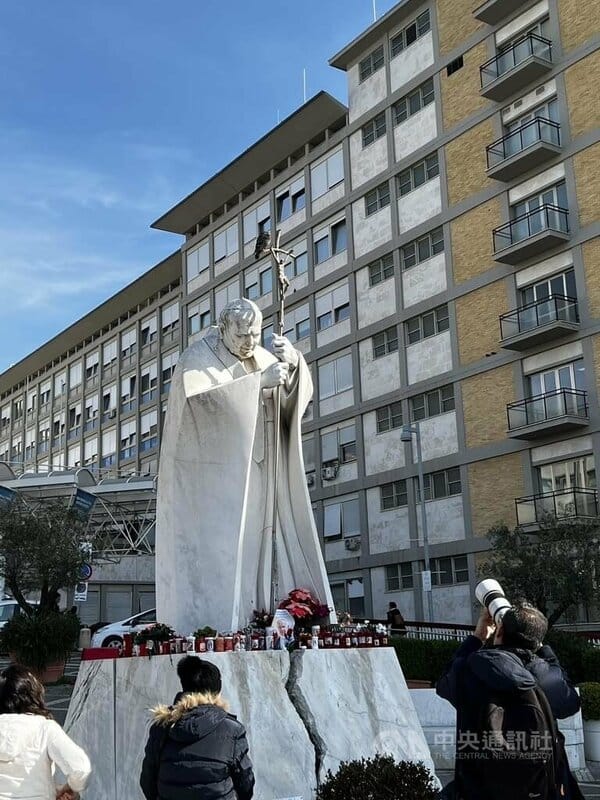 高齡88歲的教宗方濟各病情惡化，他所在的羅馬傑梅利醫院中庭，陸續有信徒前來擺放蠟燭祈福。 圖:中央社提供