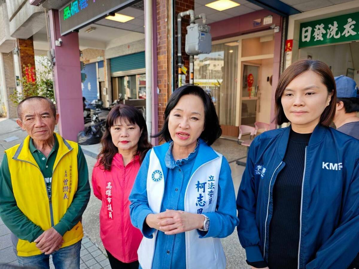 柯志恩(右二)與李眉蓁(右一)、陳玫娟(左二)及曾讚義(左一)至楠梓右昌地區關心商家停水受影響狀況。 圖：柯志恩辦公室/提供